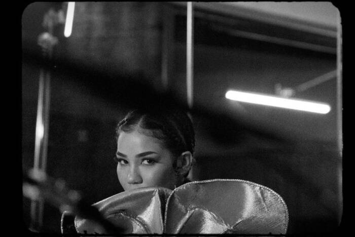 image2-1 FOR “10K HOURS,” JHENÉ AIKO RELEASES BLACK-AND-WHITE VIDEO WITH NAS 