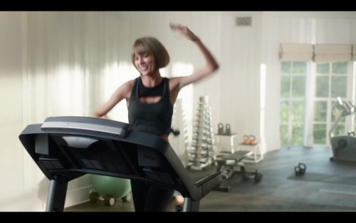 Screen-Shot-2016-04-02-at-7.34.27-AM-1-500x313 Taylor Swift Raps Drake's "Jumpman" Verse In New Apple Music Ad (Video)  