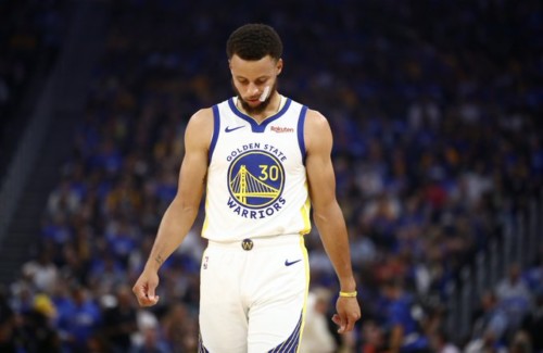 EILiqsIXsAEMWuk-500x325 Tough Break: Golden State Warriors Star Stephen Curry Suffers a Broken Left Hand vs. the Suns 
