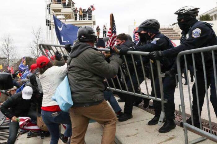 image6-1 TRUMP SUPPORTERS WHO STORMED CAPITOL AND ATTACKED COPS WERE IN THOUSANDS  