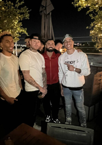 - rapoholik Millionaires-in-Miami-Alex-Morton-Branden-Condy-JetSetFly-TheBlondeJon-breakthecode2023-354x500 Alex Morton, Branden Condy, Josh King Madrid i TheBlondeJon widziani podczas rozmów w Miami Rooftop Lounge